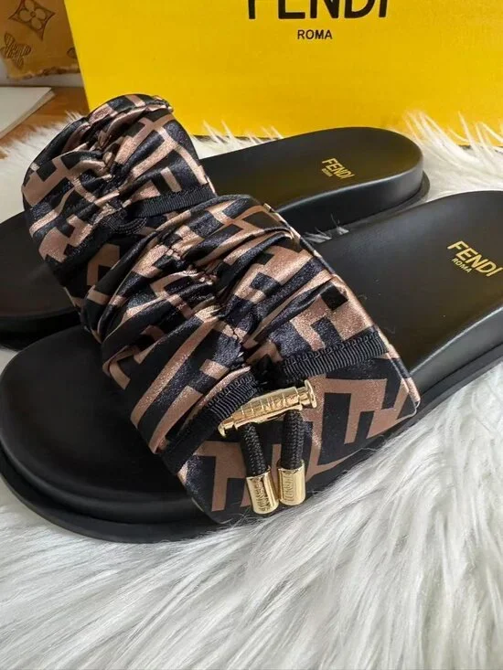 Women's Fendi slides - Picture 4 of 5